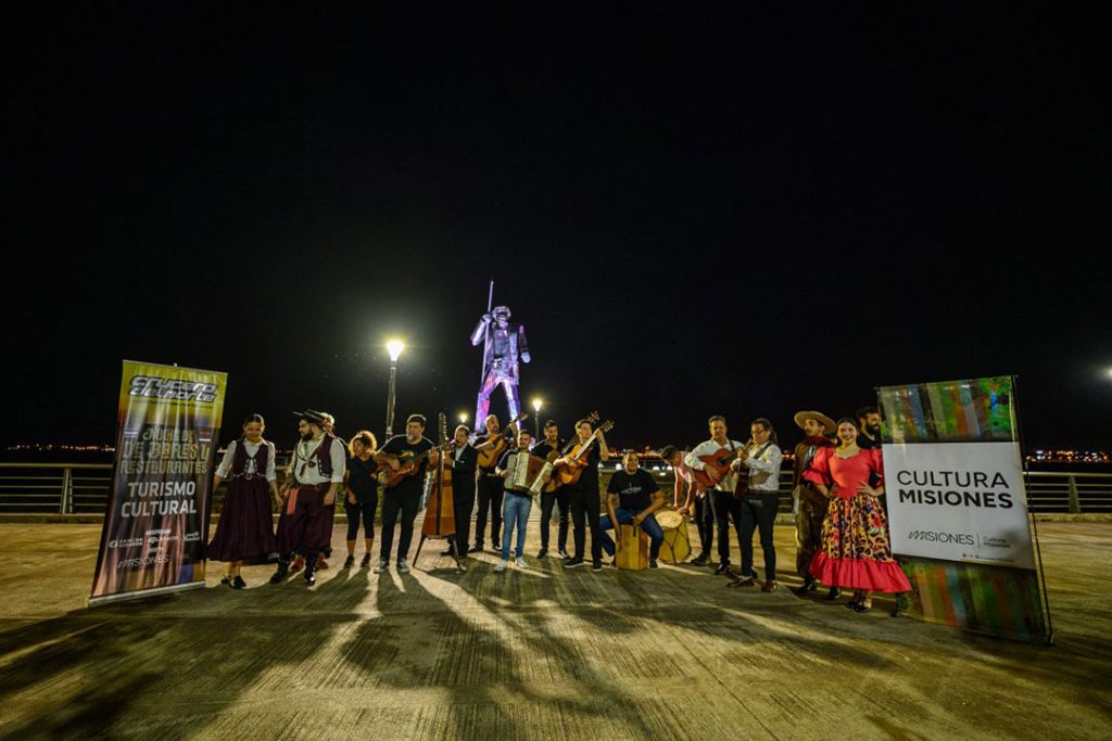 La noche posadeña se encendió al son de la música y la danza regional imagen-6