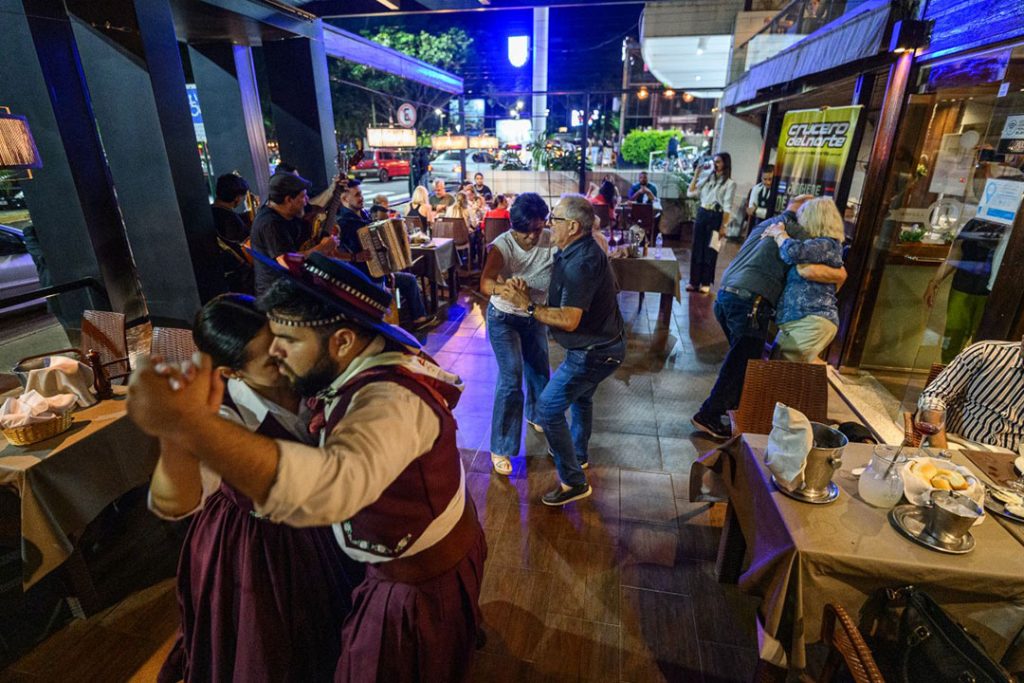 La noche posadeña se encendió al son de la música y la danza regional imagen-10