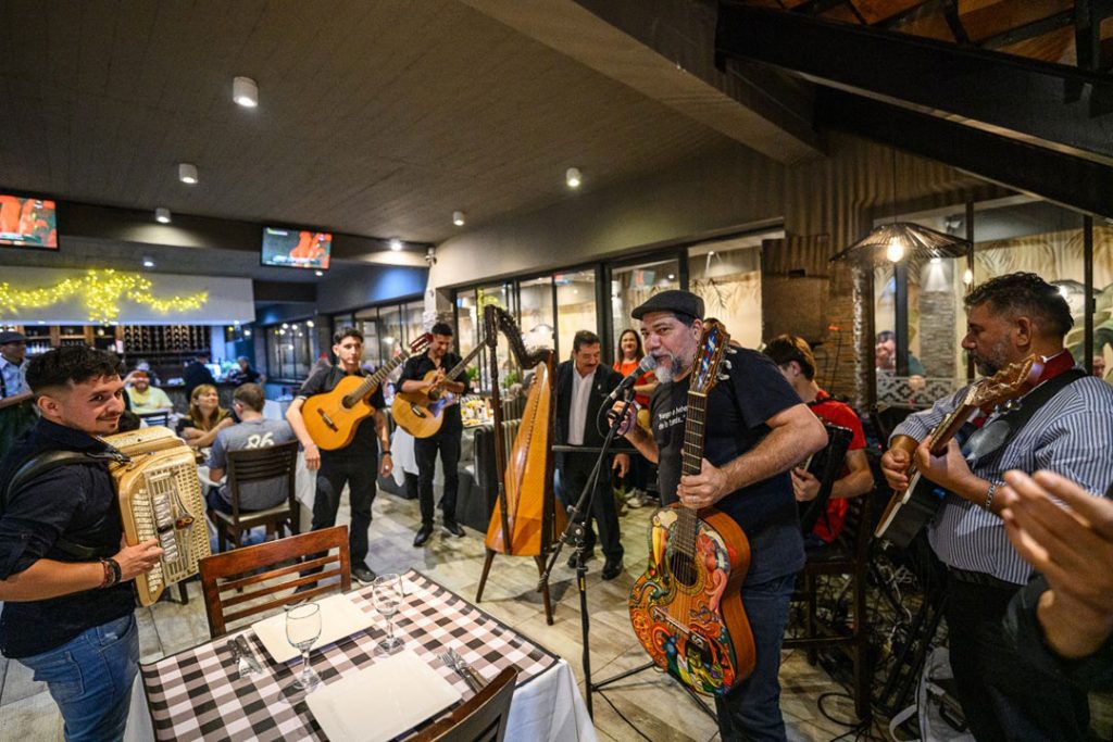 La noche posadeña se encendió al son de la música y la danza regional imagen-8