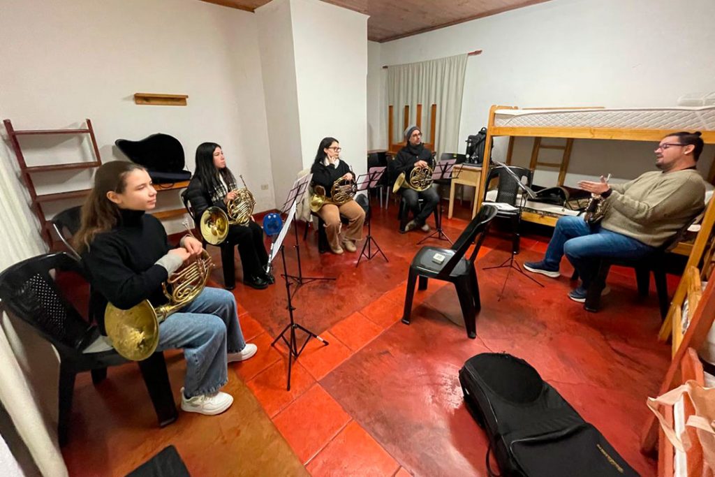 120 músicos en concierto como corolario del Campamento Musical Jesuítico Guaraní 13 120 músicos en concierto como corolario del Campamento Musical Jesuítico Guaraní imagen-12