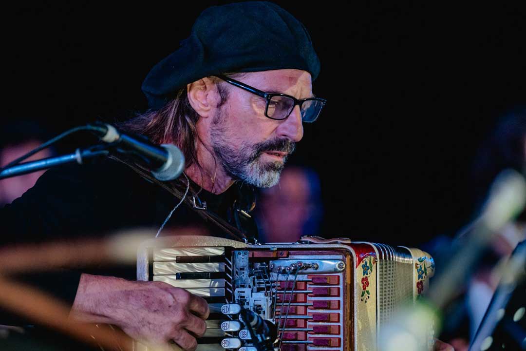 Chango Spasiuk iluminó una noche atravesada por la fe y la música regional imagen-14