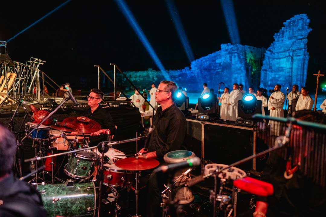 Chango Spasiuk iluminó una noche atravesada por la fe y la música regional imagen-6