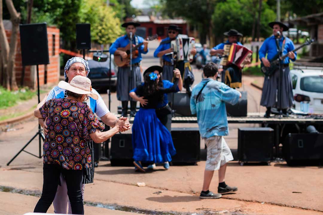Con música y “jopará”, los vecinos del barrio San Jorge le dijeron “¡Juira!” a la miseria imagen-18